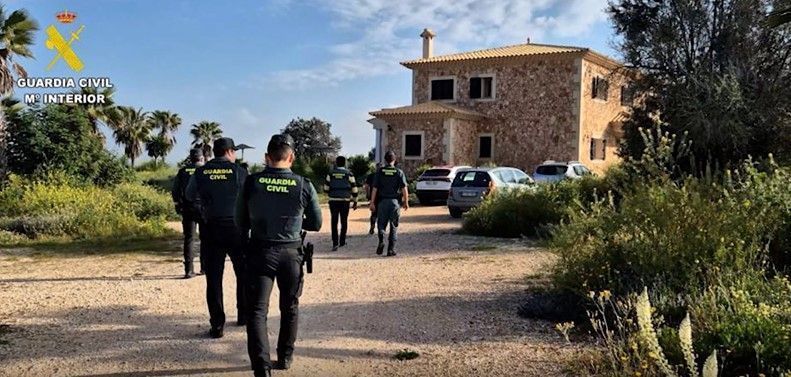 Guarda Civil espanhola no momento da prisão do casal • Guarda Civil (Espanha)