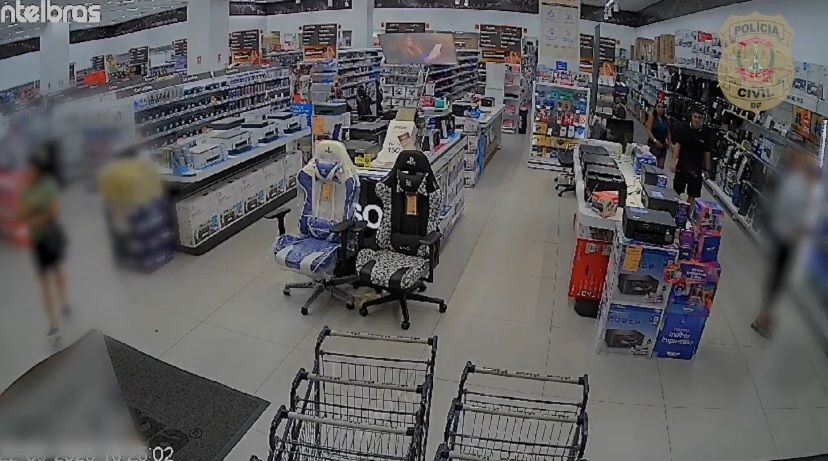 Casal é preso por furtos de artigos de luxo e compras com dinheiro falso • REprodução