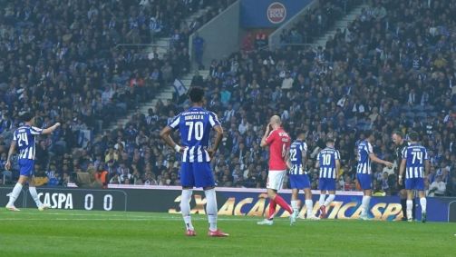 Os jogadores do Porto durante a goleada para o Benfica