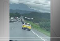 Vídeo: Avião faz pouso forçado entre carros e caminhões em rodovia de SC