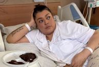 Internada, Preta Gil aparece maquiada e comendo açaí em nova foto
