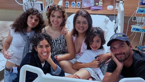 Preta Gil recebe visita de familiares no hospital