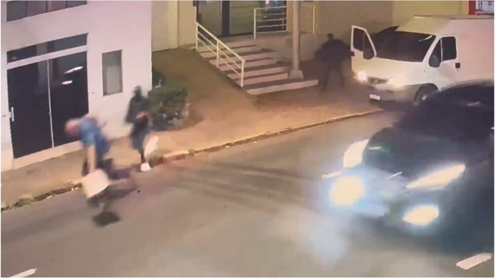 Vídeo flagra momento em que homem é sequestrado no interior de SP