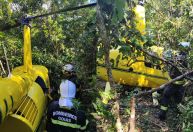 Helicóptero faz pouso forçado na mata em Goiás; veja momento do resgate