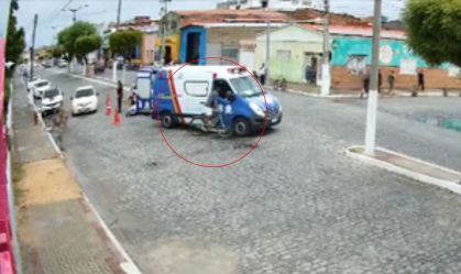 Vídeo: Homem furta celular de ambulância durante socorro no Ceará