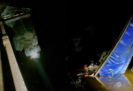 Caminhão carregado de cerveja capota em ponte em Minas Gerais