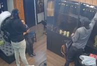 Vídeo: Vestindo perucas, ladrões invadem e roubam salão de beleza em SP