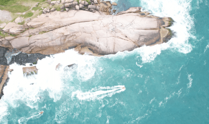 Homem cai de pedra na praia e desaparece no mar em SC