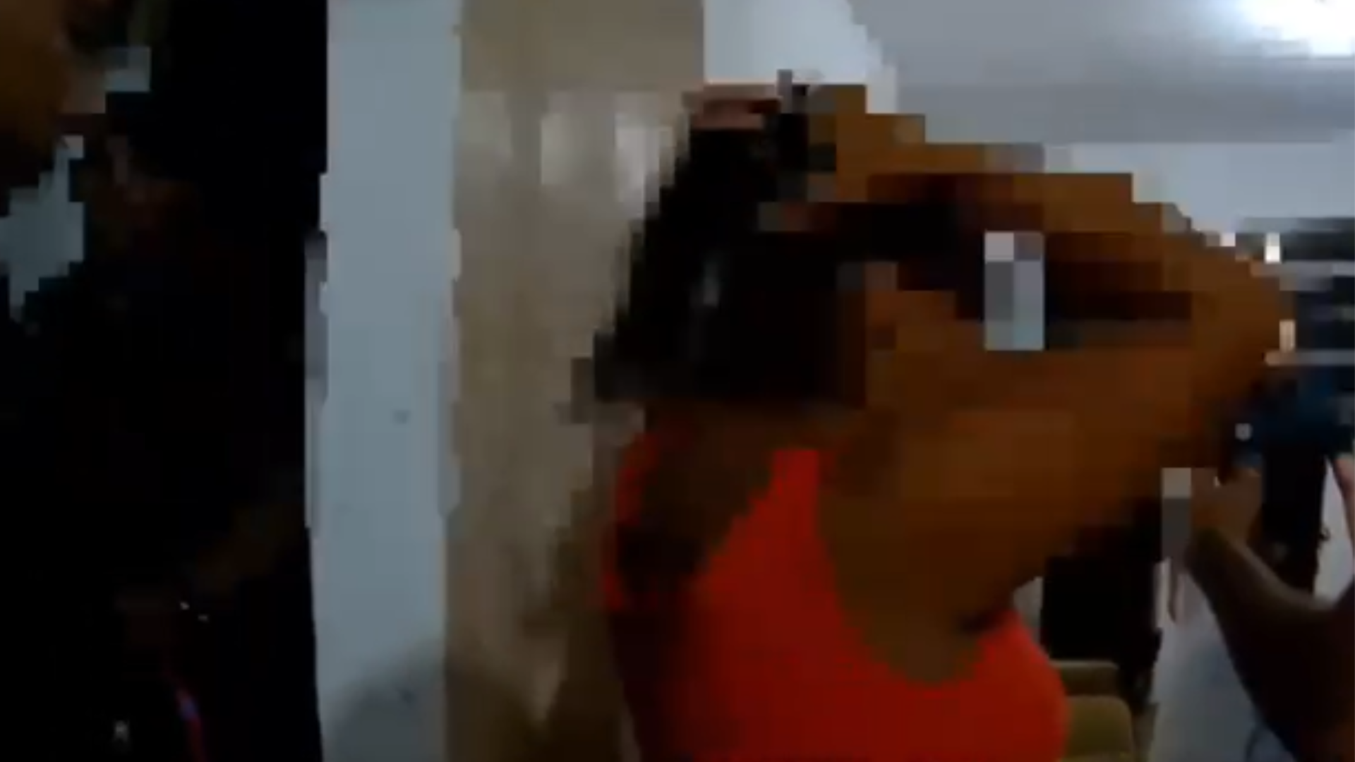 MÃE GRAVA AGRESSÃO FILHA