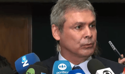 Líder do PT diz que PL da Anistia foi feito sob medida para Bolsonaro