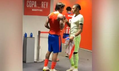 Raphinha e craque da Argentina trocam camisas após vitória do Barcelona