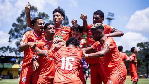 Equipe sub-20 do Referência comemorando vitória na estreia da Copinha 2025