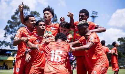 Equipe sub-20 do Referência comemorando vitória na estreia da Copinha 2025