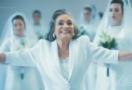 Aparição de Regina Duarte em festa da TV Globo rende memes na web; veja