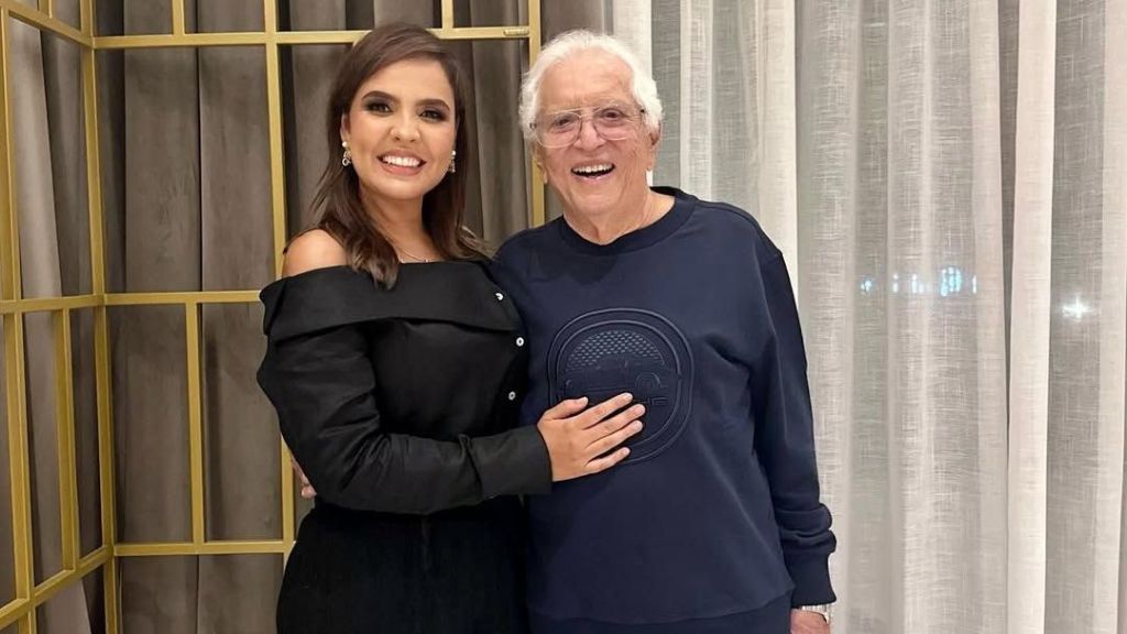 Imagem ilustrativa sobre Carlos Alberto de Nóbrega, aos 90, declara amor por esposa 43 anos mais nova e descarta aposentadoria