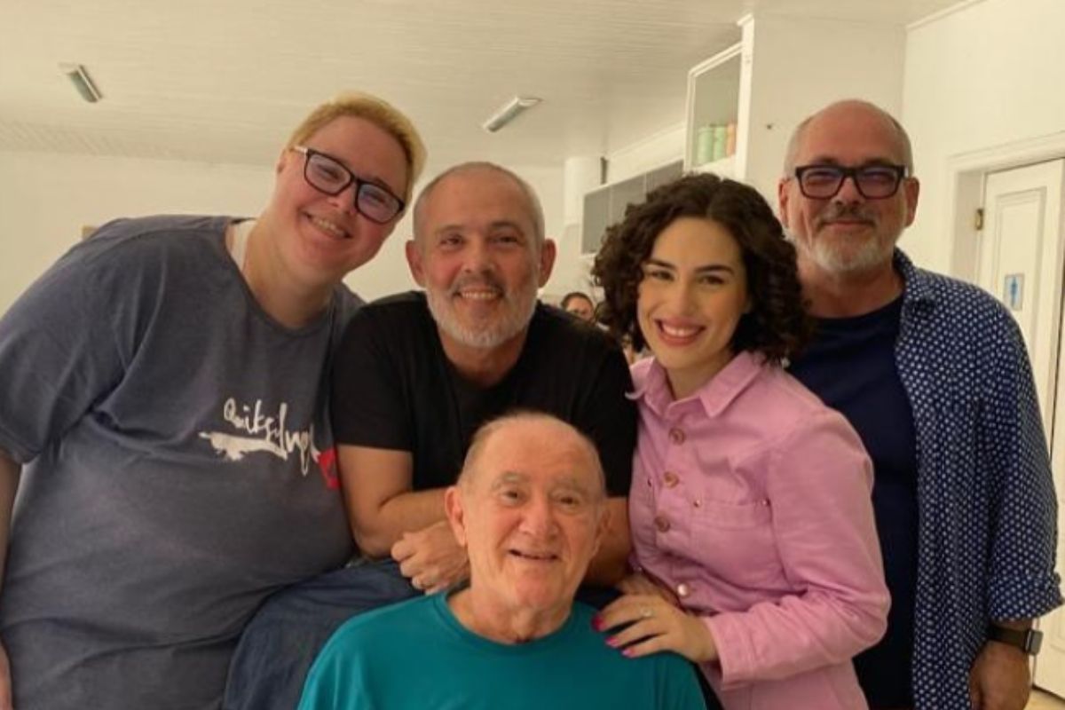 Renato Aragão posa com os filhos