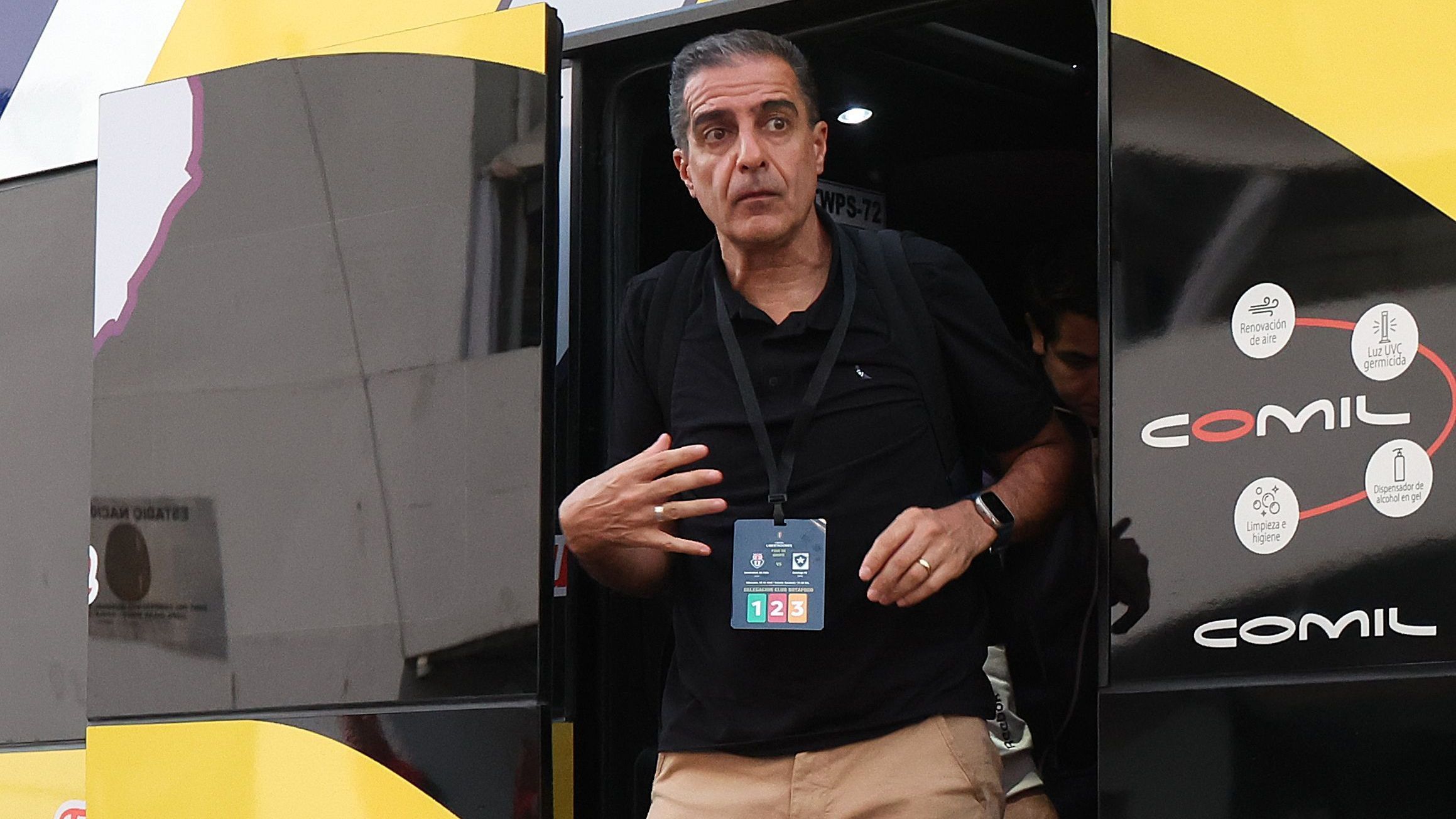Renato Paiva, técnico do Botafogo, chegando para a estreia na Libertadores contra a Universidad de Chile