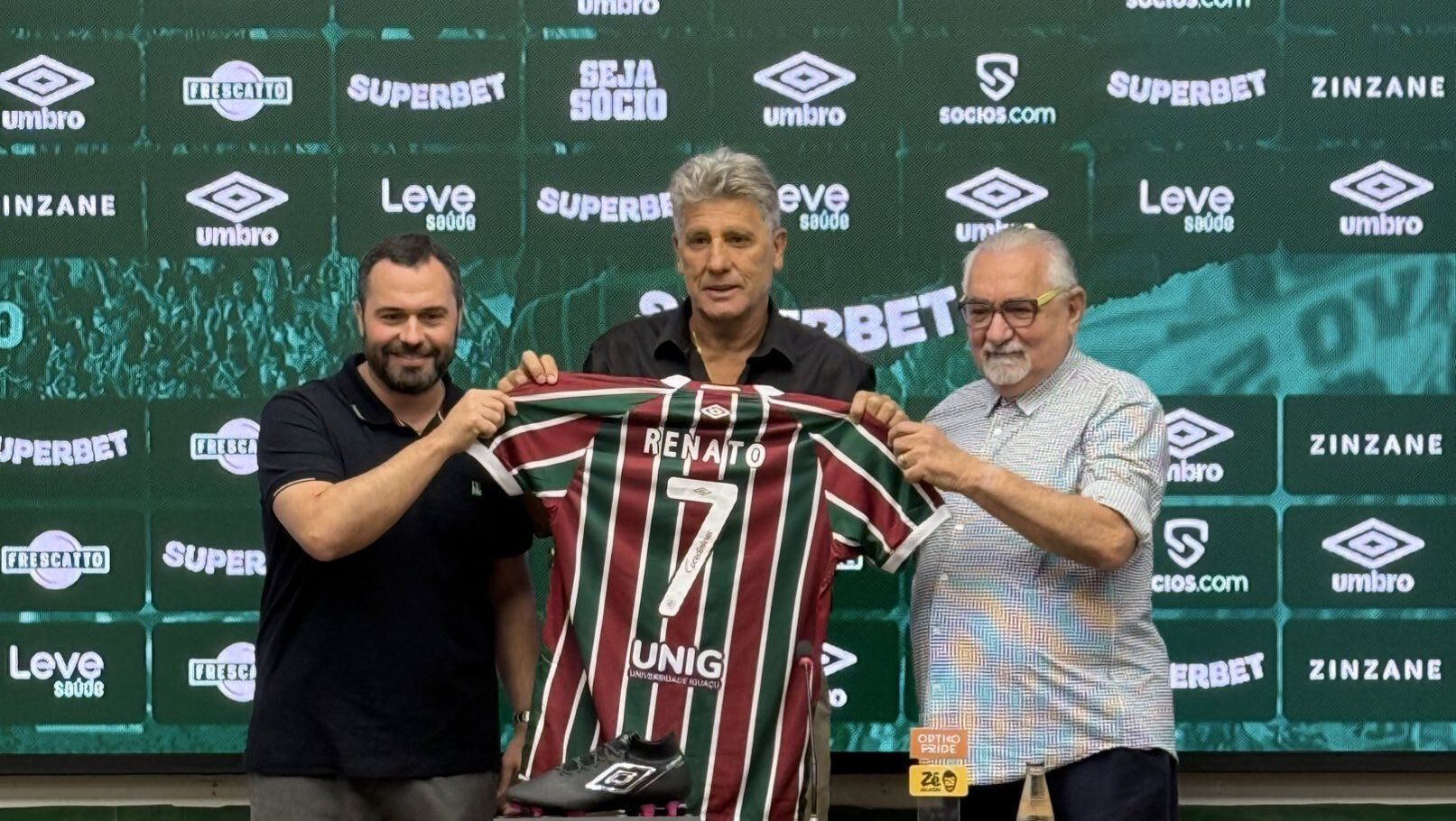 Renato Gaúcho posa ao lado de Mário Bittencourt e Paulo Angioni, no CT do Fluminense