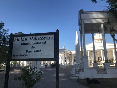 Placa que indica a réplica da Praça e da Basílica de São Pedro, no município de Famaillá, norte da Argentina.