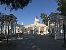 Ambientação externa da réplica da fechada e da Basílica de São Pedro, no município de Famaillá, norte da Argentina.