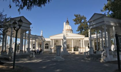 Ambientação externa da réplica da fechada e da Basílica de São Pedro, no município de Famaillá, norte da Argentina.