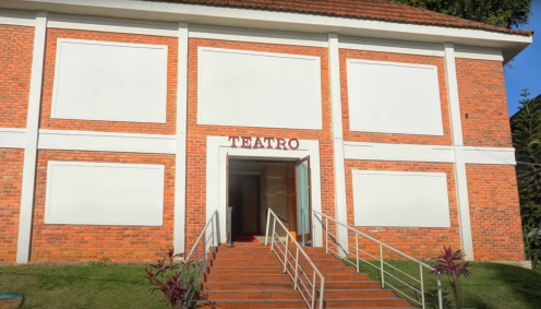 O terreno tem 15 mil metros quadrados em mais de 50 casas construídas, contando com uma estrutura com refeitório, teatro, cinema, biblioteca, piscina e salão de beleza