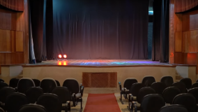 Entre as atividades que podem exercer enquanto moram lá estão fazer yoga, ler, nadar, ver filmes, praticar teatro e outras