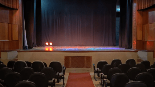 Entre as atividades que podem exercer enquanto moram lá estão fazer yoga, ler, nadar, ver filmes, praticar teatro e outras