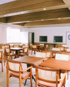 Os artistas que se mudam para o local têm direito a plano de saúde, atendimento médico, psicológico e uma equipe de enfermagem diariamente