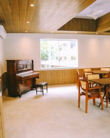 O terreno tem 15 mil metros quadrados em mais de 50 casas construídas, contando com uma estrutura com refeitório, teatro, cinema, biblioteca, piscina e salão de beleza