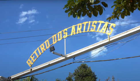 Fundado em 1918, o local oferece moradia e auxílio a atores, dançarinos, figurinistas, maquiadores, músicos produtores, entre outros, e depende totalmente de doações e trabalho voluntário