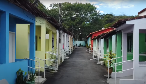 Cada morador tem sua própria casa no terreno de 15 mil metros quadrados
