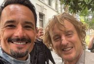 Rodrigo Santoro publica foto com Owen Wilson nos bastidores de "Runner"