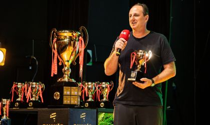 Rogério Ceni ganha prêmio e cobra: "Não tem lance meu para mostrar?"
