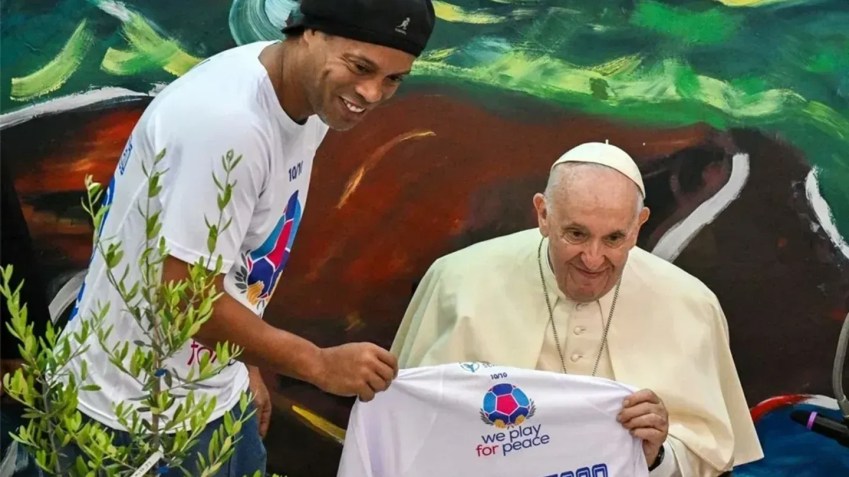 Ronaldinho Gaúcho se encontra com papa Francisco em Roma • Reprodução/Instagram/@ronaldinho