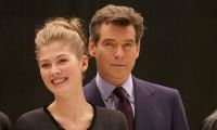Rosamund Pike revela detalhe estranho em cena de sexo com Pierce Brosnan