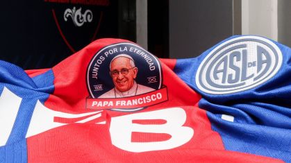 Patch de papa Francisco na camisa do San Lorenzo