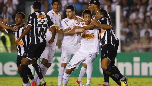 Neymar em ação contra o Atlético-MG