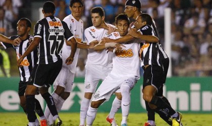Neymar em ação contra o Atlético-MG