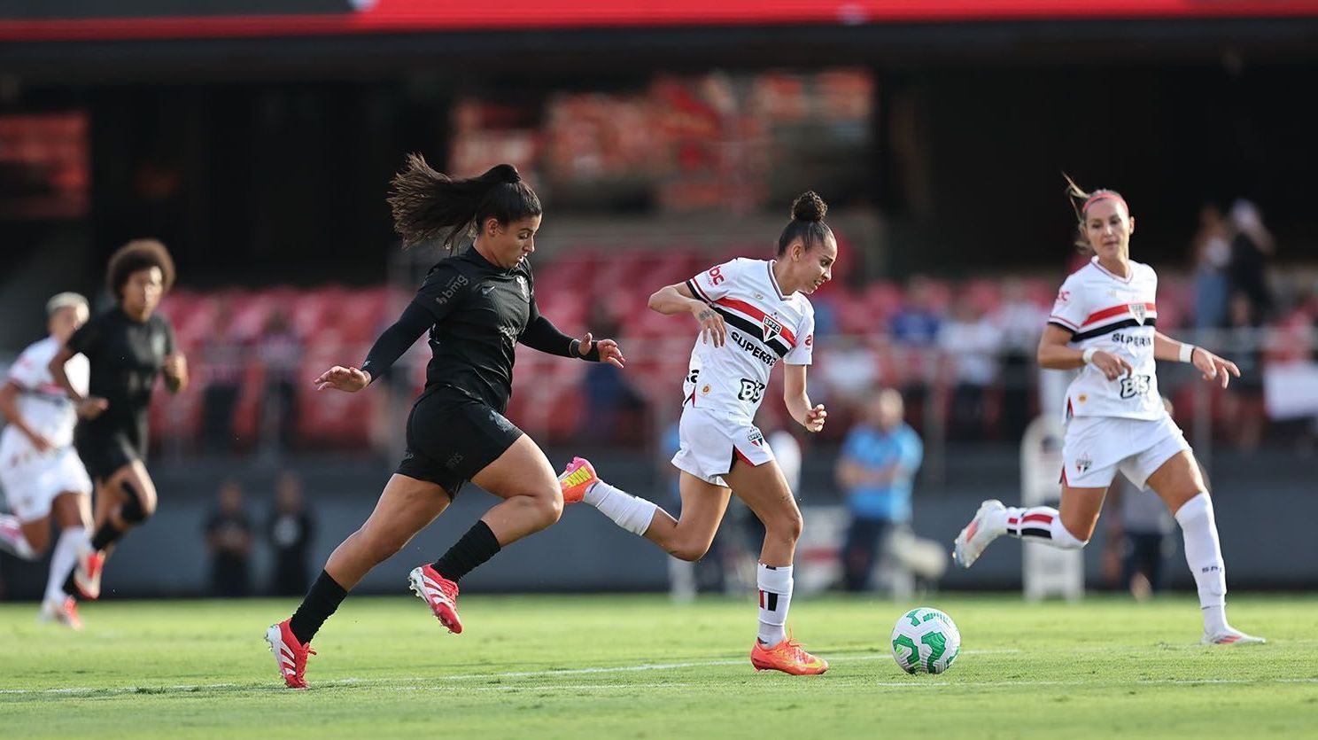 Lance de São Paulo x Corinthians pela Supercopa Feminina