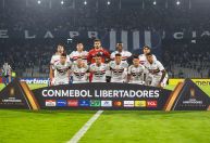São Paulo: Oscar volta a sentir coxa lesionada na Libertadores e preocupa
