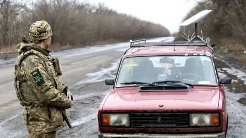 Um militar ucraniano fica ao lado de um veículo que transporta um sistema de internet via satélite Starlink, perto da linha de frente, enquanto o ataque da Rússia à Ucrânia continua, na região de Donetsk, Ucrânia, em 27 de fevereiro de 2023