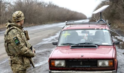 Um militar ucraniano fica ao lado de um veículo que transporta um sistema de internet via satélite Starlink, perto da linha de frente, enquanto o ataque da Rússia à Ucrânia continua, na região de Donetsk, Ucrânia, em 27 de fevereiro de 2023