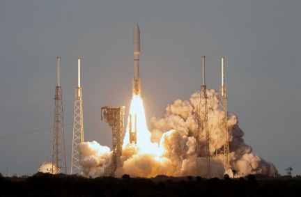 Um foguete Atlas V da United Launch Alliance decola na segunda-feira carregando satélites da rede de internet do Projeto Kuiper da Amazon da Estação da Força Espacial de Cabo Canaveral, na Flórida