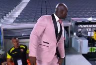 Técnico do Barcelona de Guayaquil veste terno rosa contra o River; veja