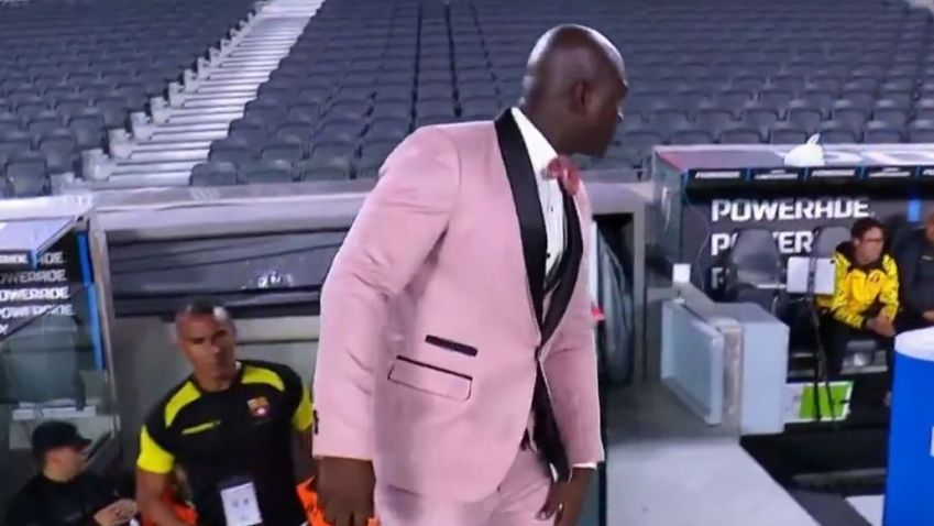 According to Castilho, coach of Barcelona de Guayaquil, wearing pink suit • Reproduction/Paramount