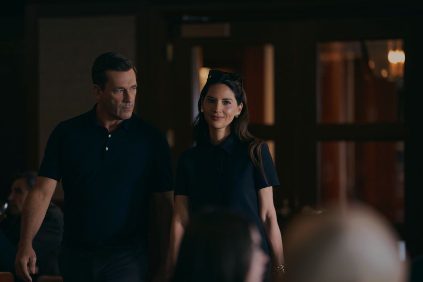 Jon Hamm e Olivia Munn em "Seus Amigos e Vizinhos" • Divulgação/AppleTV+