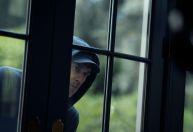 Jon Hamm vive gestor que rouba vizinhos em série: "Loucamente divertida"