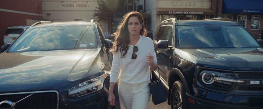 Amanda Peet em "Seus Amigos e Vizinhos"" • Divulgação/AppleTV+