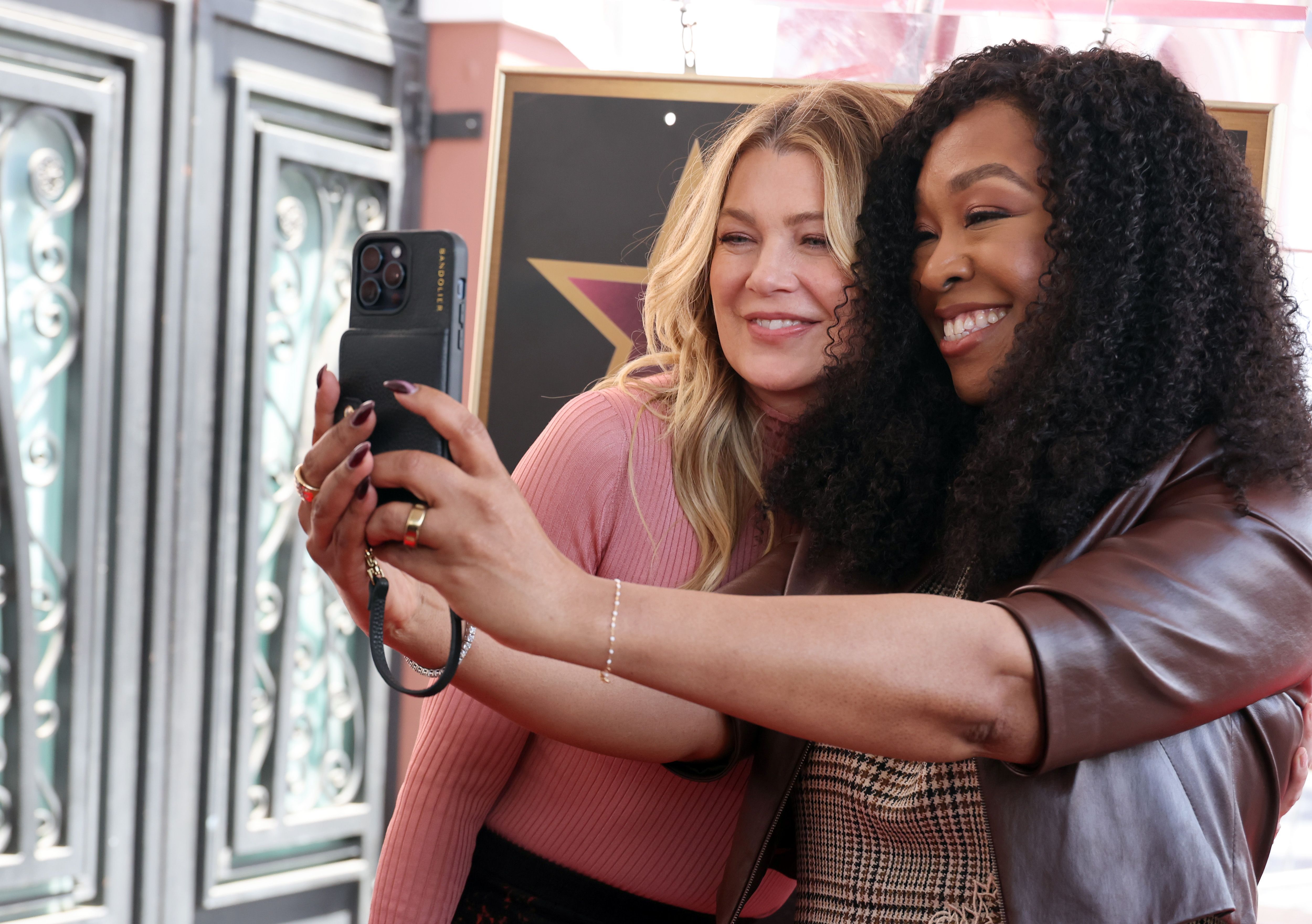 Shonda Rhimes e Ellen Pompeo, estrela de Grey's Anatomy • Amy Sussman/Getty Images